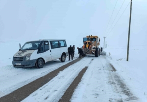 yolda-kalan-araclar-belediye-ekipleri-tarafindan-kurtarildi-pS33f4x5.jpg
