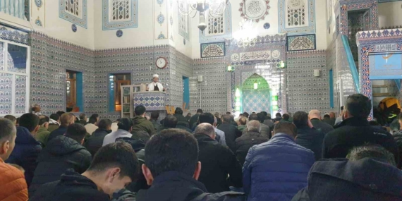 Başkale’de Kadir Gecesi dualarla idrak edildi