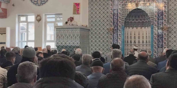 Erciş’te vatandaşlar bayram namazı için camileri doldurdu