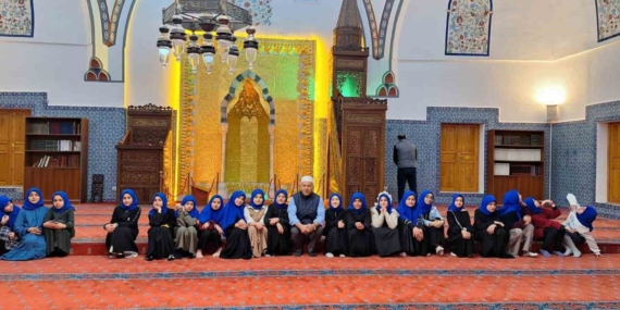 Kur’an kursu öğrencileri tarihi camide iftar açtı