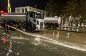 van-buyuksehir-belediyesi-kent-genelinde-temizlik-calismasi-baslatti-lAnWzSH4.jpg