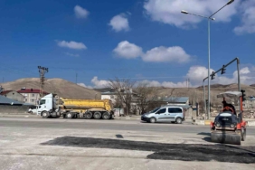 van-buyuksehir-belediyesinin-yollarda-bakim-ve-onarim-calismalari-suruyor-cdR2N8dp.jpg
