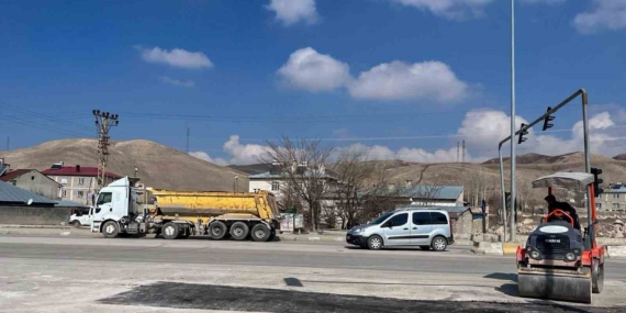 Van Büyükşehir Belediyesinin yollarda bakım ve onarım çalışmaları sürüyor