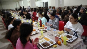 vandaki-okul-pansiyonlarinda-restoranlari-aratmayan-yemek-menusu-kdODuBh5.jpg