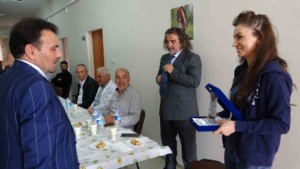 binlerce-ogrenci-yetistiren-van-yyunun-cinari-emekli-oldu-Lb7VkVSf.jpg