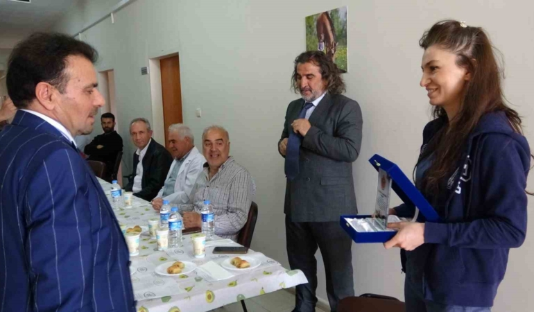 binlerce-ogrenci-yetistiren-van-yyunun-cinari-emekli-oldu-Lb7VkVSf.jpg