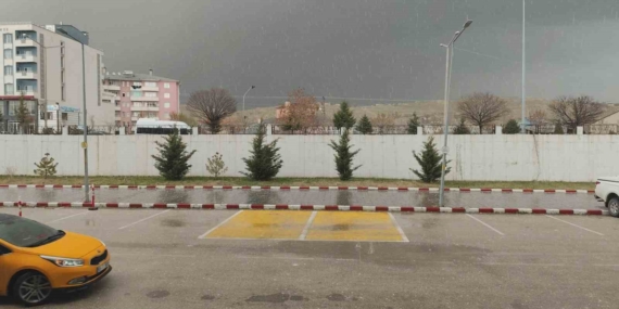 Erciş’te dolu yağışı etkili oldu