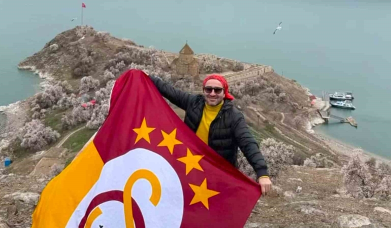 galatasaray-bayragi-akdamar-adasinda-dalgalandi-W2ggljYz.jpg