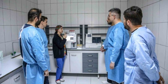 Üniversite öğrencileri hayvan bakım evinde uygulamalı eğitim alıyor
