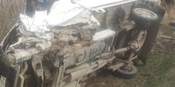 Van’da kamyonet otomobille çarpıştı: 3 yaralı