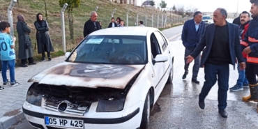 vanda-seyir-halindeki-otomobilin-motoru-yandi-5w8bChux.jpg