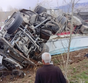 vanda-trafik-kazasi-1-yarali-9tI5ptgg.jpg