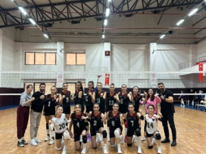vanin-ev-sahipliginde-genc-voleybolcular-parkeye-cikiyor-AwOsez62.jpg