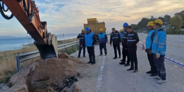 vaski-ana-su-hattindaki-arizayi-gidermek-icin-kesintisiz-mesai-yapiyor-H5b9PzTA.jpg