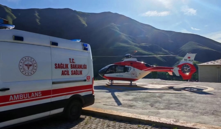 bahcesarayda-yasli-hasta-helikopter-ambulansla-vana-sevk-edildi-RGFp4LAs.jpg