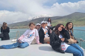 cocuklar-vani-fotografliyor-TnbvClhf.jpg