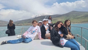 cocuklar-vani-fotografliyor-TnbvClhf.jpg