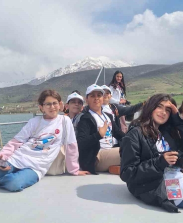 cocuklar-vani-fotografliyor-TnbvClhf.jpg