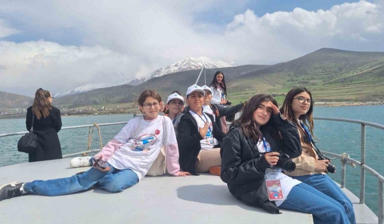 cocuklar-vani-fotografliyor-TnbvClhf.jpg
