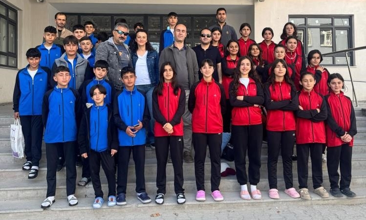 duzeltme-vandaki-ortaokulun-spor-basarisi-goz-doldurdu-lR5MIYjq.jpg