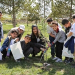 ilkokul-ogrencileri-iklim-degisikligine-dikkat-cekmek-icin-fidan-dikti-6u9zZjRb.jpg