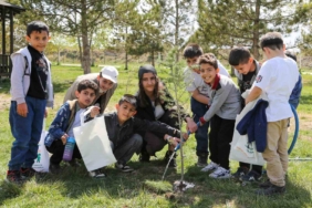 ilkokul-ogrencileri-iklim-degisikligine-dikkat-cekmek-icin-fidan-dikti-6u9zZjRb.jpg