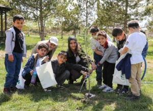 ilkokul-ogrencileri-iklim-degisikligine-dikkat-cekmek-icin-fidan-dikti-6u9zZjRb.jpg