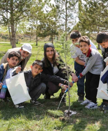 ilkokul-ogrencileri-iklim-degisikligine-dikkat-cekmek-icin-fidan-dikti-6u9zZjRb.jpg