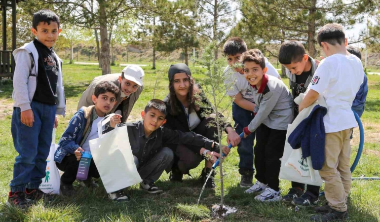 ilkokul-ogrencileri-iklim-degisikligine-dikkat-cekmek-icin-fidan-dikti-6u9zZjRb.jpg