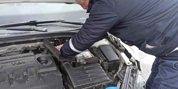 Otomobil refüje çarptı: 2 yaralı