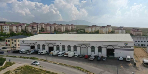 Vali Balcı, kapalı semt pazarı esnafını ziyaret etti