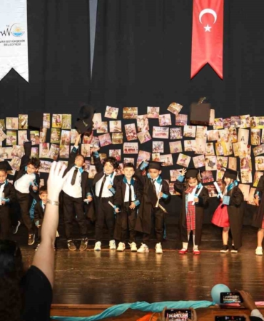 van-buyuksehir-belediyesinin-kres-ogrencilerinden-yilsonu-etkinligi-eTL4AMMl.jpg