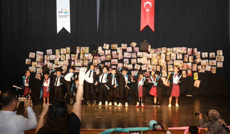 van-buyuksehir-belediyesinin-kres-ogrencilerinden-yilsonu-etkinligi-eTL4AMMl.jpg
