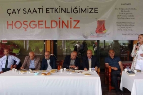 van-kalesi-onunde-cay-saati-PhZ7rQ32.jpg