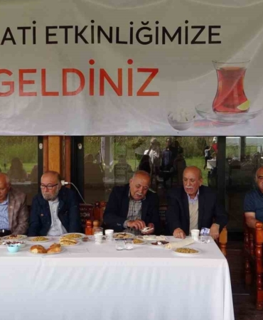 van-kalesi-onunde-cay-saati-PhZ7rQ32.jpg