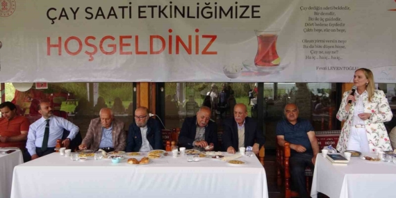 Van Kalesi önünde çay saati