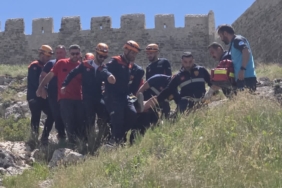 van-kalesinde-kayaliklarda-mahsur-kalan-sahis-kurtarildi-eFM4m7lJ.jpg