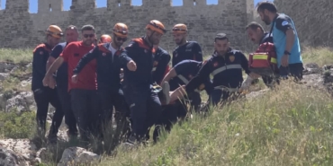 van-kalesinde-kayaliklarda-mahsur-kalan-sahis-kurtarildi-eFM4m7lJ.jpg