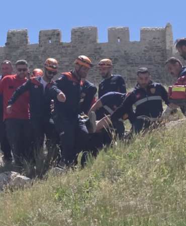 van-kalesinde-kayaliklarda-mahsur-kalan-sahis-kurtarildi-eFM4m7lJ.jpg