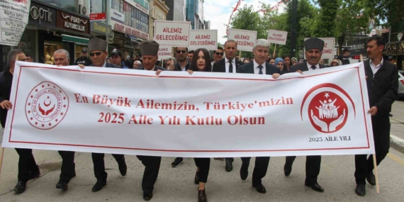 Van’da ’Aile Yılı’ yürüyüşü yapıldı