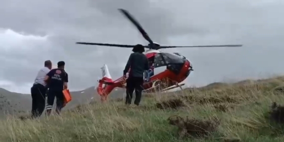 Van’da dağda mahsur kalan şahıs helikopter ambulansla kurtarıldı