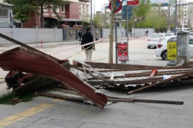 vanda-etkili-olan-firtina-catilari-ucurdu-agaclari-devirdi-phCWBYz3.jpg