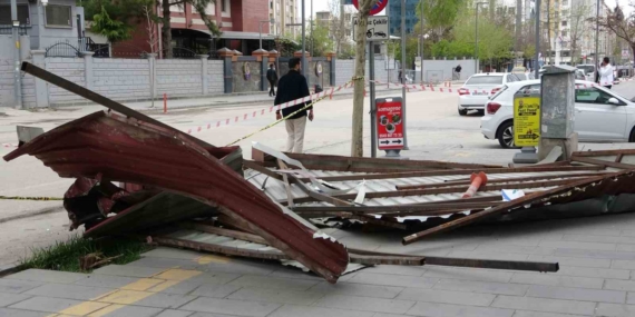 Van’da etkili olan fırtına çatıları uçurdu, ağaçları devirdi