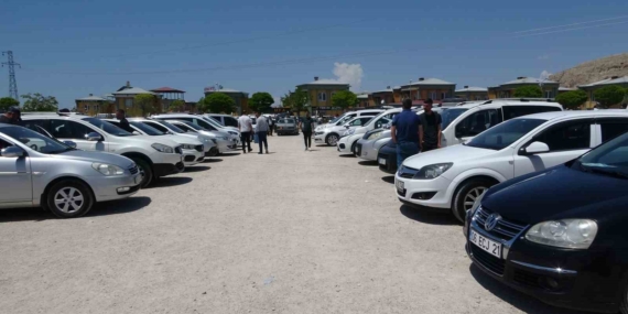 Van’daki oto pazarı satıcılarla doldu