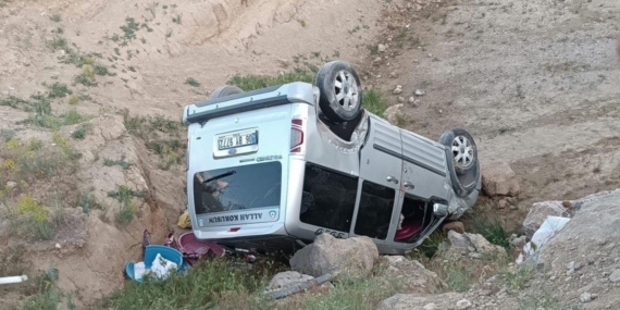 Başkale’de kamyonet dereye uçtu: 2 yaralı