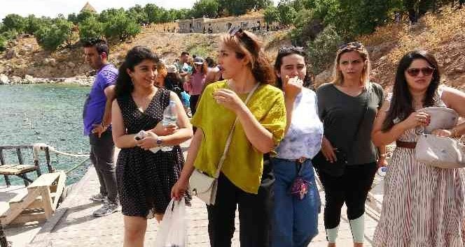 bayramda-akdamar-adasi-ve-oren-yerlerine-ziyaretci-akini-HSBwn3jm.jpg