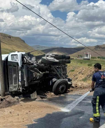 kum-yuklu-tir-devrildi-surucu-yara-almadan-kurtuldu-VfCCk6ga.jpg