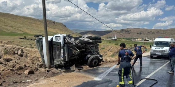 Kum yüklü tır devrildi: Sürücü yara almadan kurtuldu