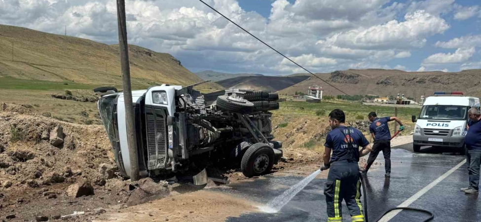 kum-yuklu-tir-devrildi-surucu-yara-almadan-kurtuldu-VfCCk6ga.jpg