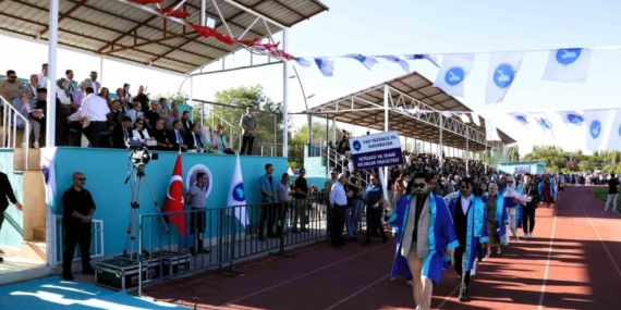 Van YYÜ’de mezuniyet coşkusu